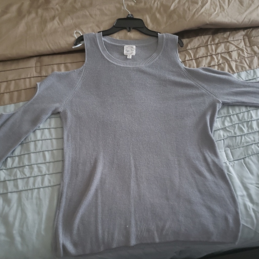Shoulder Cut-out Top